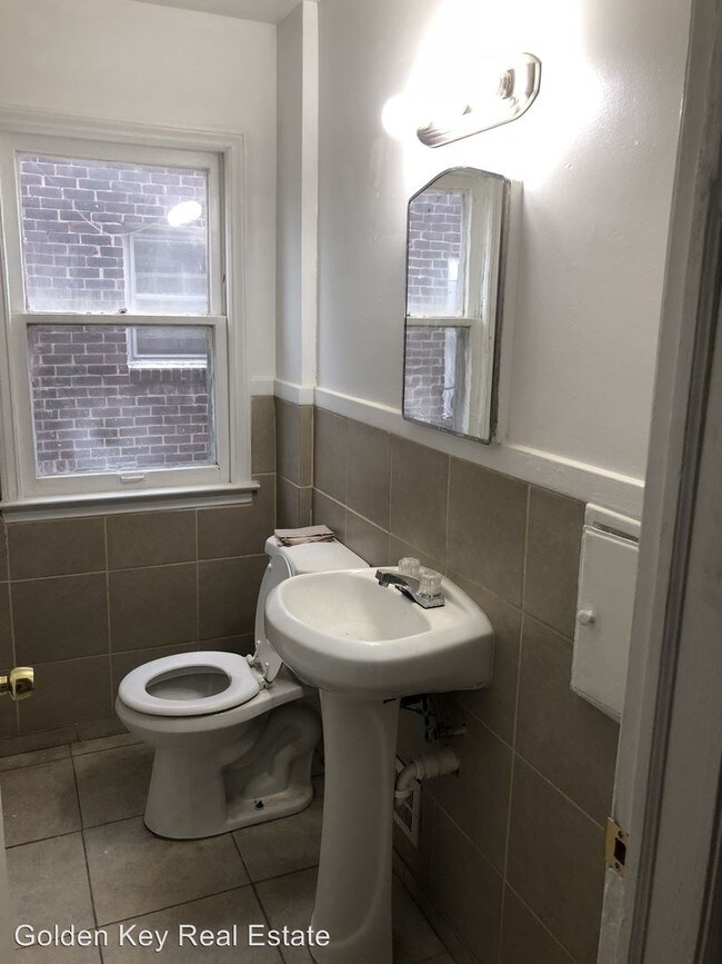 Foto del edificio - 3 br, 1 bath House - 2151 Deacon St