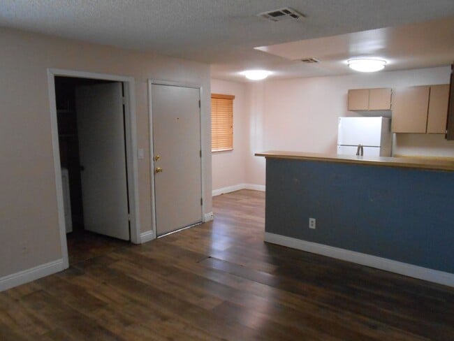 Building Photo - 1st Floor Condo in Sunrise Manor