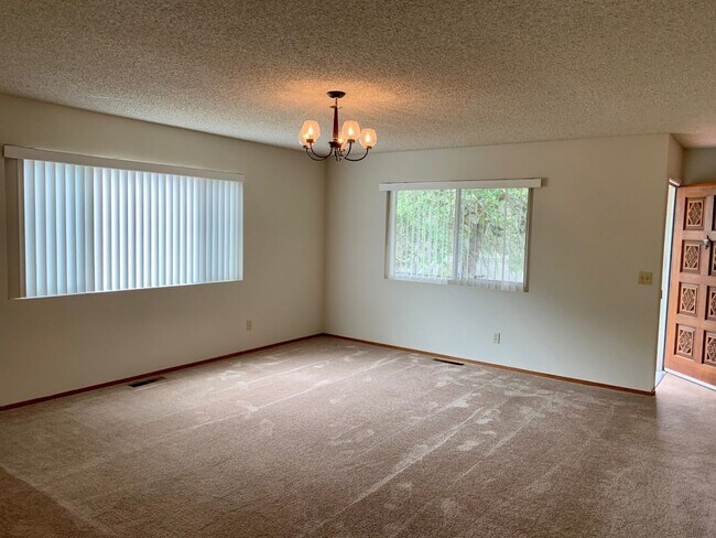 Foto del edificio - 3 bed 2 bath Monterey Home For Rent