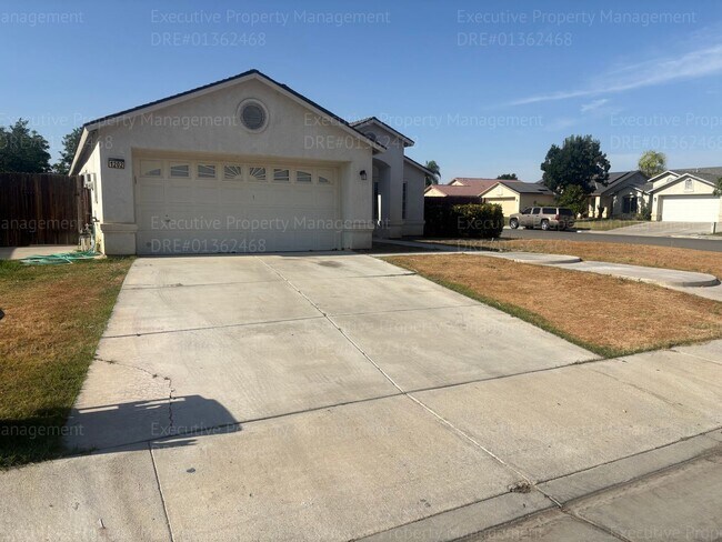 Foto del edificio - Corner lot 4-bedroom, 2-bathroom home