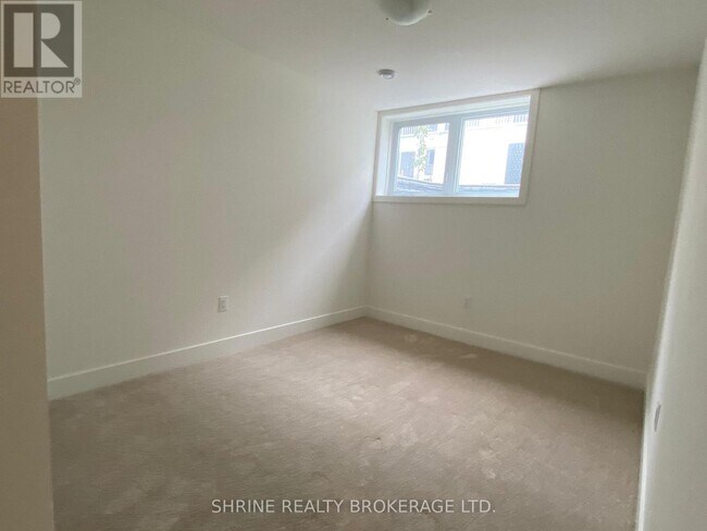 Photo du bâtiment - 234 Edgevalley Rd