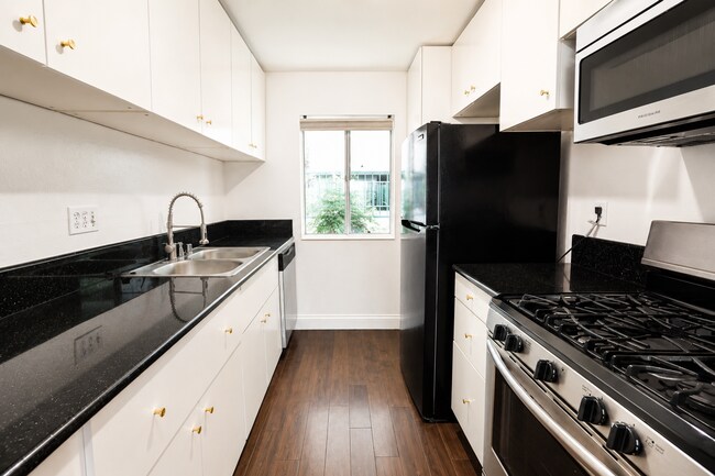 Foto del edificio - 2 Bedroom + 2 Bath Condo in Winnetka