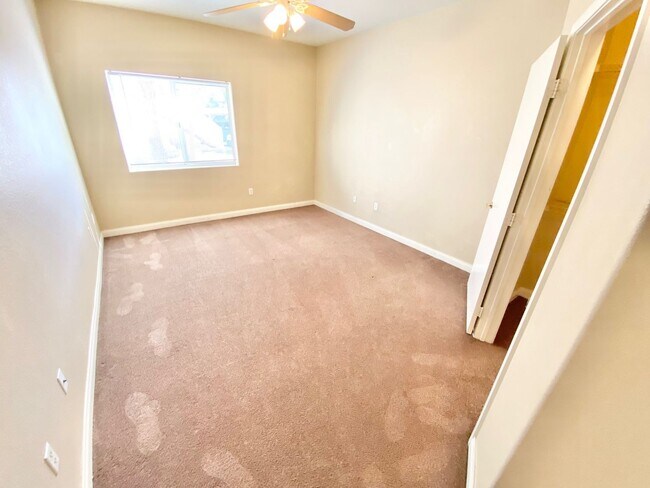 Foto del edificio - SPACIOUS 1 BEDROOM, 1 BATH GROUND-FLOOR CO...