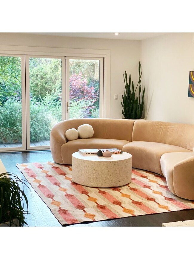 Foto del edificio - UPDATED THREE BEDROOM TWO BATH ONE-LEVEL EAST CORTE MADERA HOME WITH STUNNING OUTDOOR SPACE