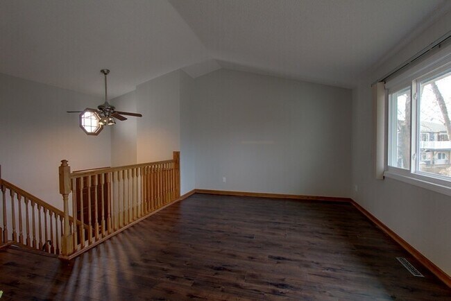 Foto del edificio - Available 12/1 is well-kept end unit 2 Bedroom 2 Bath twin home in Eden Prairie!