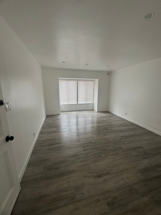 Building Photo - 311 S Ave 59