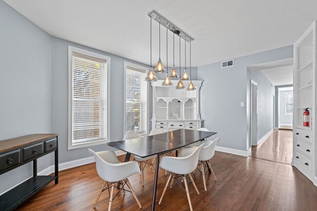 Foto del edificio - 2228 N Bissell St