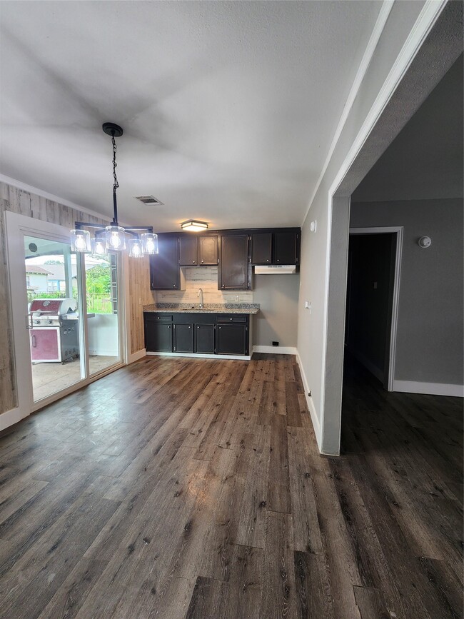 Building Photo - 9711 Aguila St