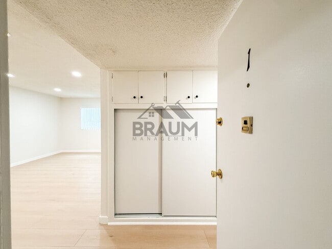 Building Photo - 5252 Hermitage Ave