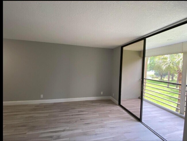 Foto del edificio - 4700 Lucerne Lakes Blvd W