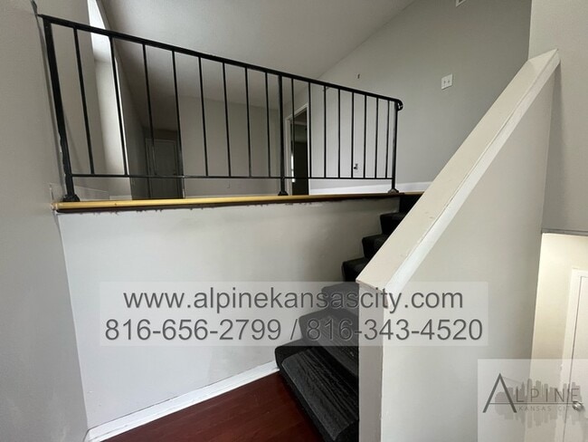 Building Photo - NE 4 Bedroom Duplex, Garage, Vouchers OK