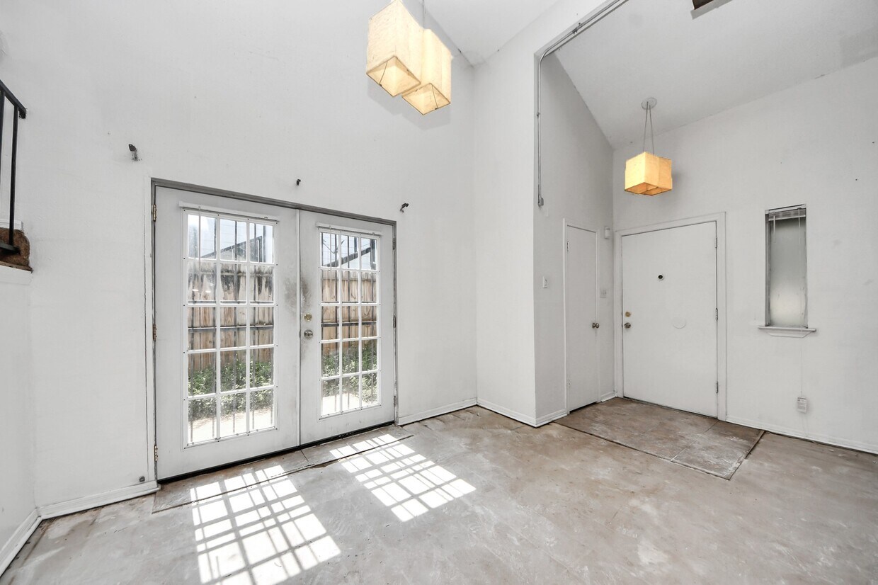 Foto principal - 5747 Easthampton Dr