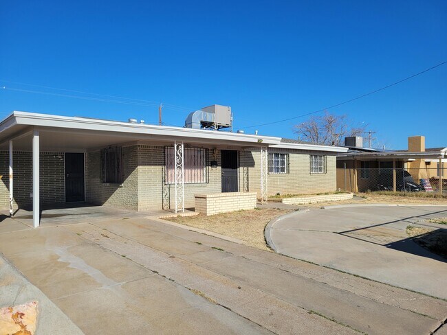 Foto del edificio - 4875 Mcgregor Dr