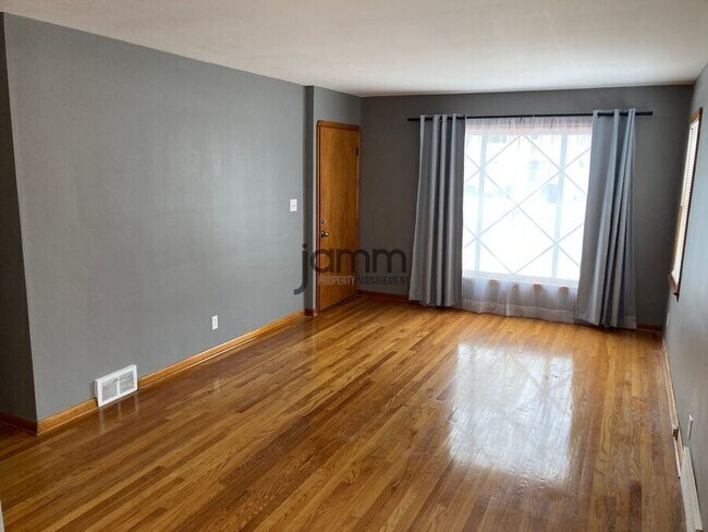 Foto del edificio - 6099 Ridge Rd