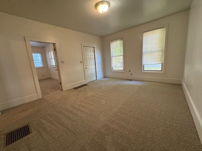 Building Photo - Charming Updated 2 Bedroom Home with New F...