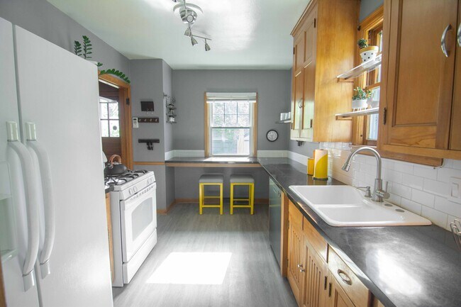 large eat-in kitchen - 4621 34th Ave S