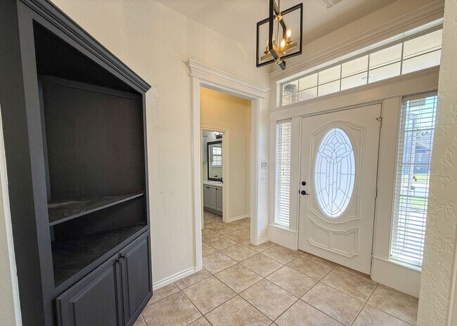 Foto del edificio - Gated in West Edmond! Storm Shelter! Tons of Space!