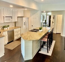 Building Photo - 435 N Rivershire Dr