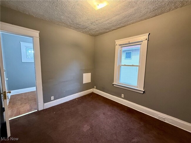 Foto del edificio - 9801 Raymond Ave