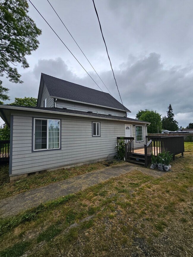 Building Photo - Serene 4 bedroom farmhouse in a quiet coun...