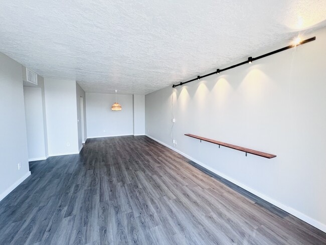 Building Photo - 710 E 200 S