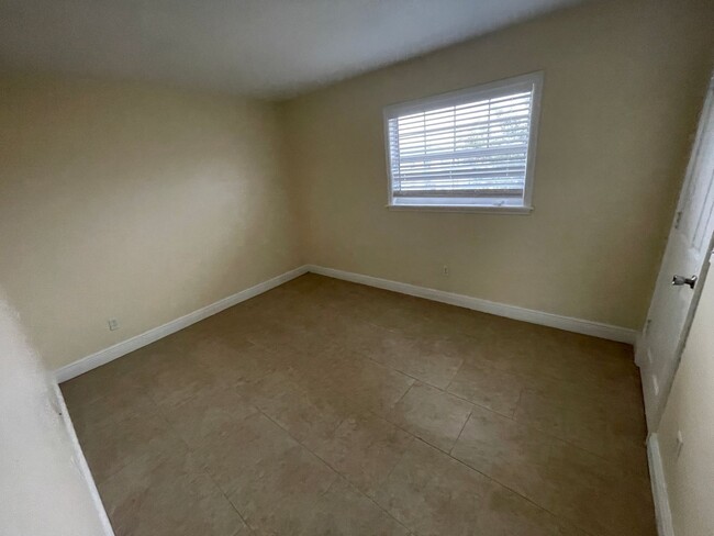 Building Photo - 2 Bedroom/1 Bathroom 2nd floor condo at Pa...