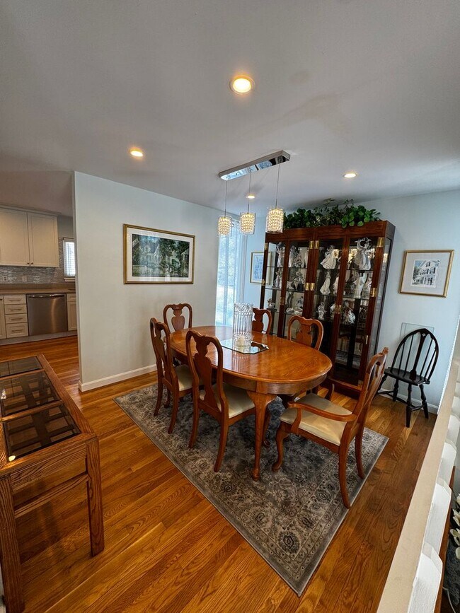 Building Photo - Well maintained and updated townhouse for lease in sought after Chelmsford Village