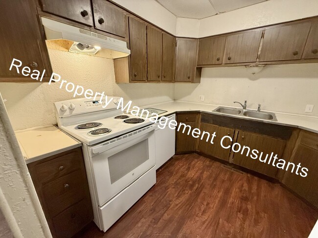 Building Photo - 3 Bed 2 Bath Duplex Now Available!