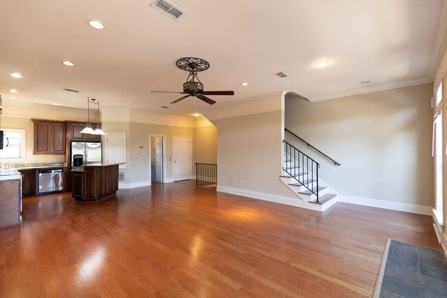 Building Photo - CLOSE TO THE BEACH IN LONG BEACH - 2 BED 2...