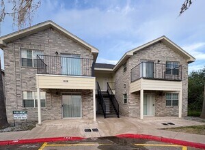 Building Photo - 1521 Oasis Dr