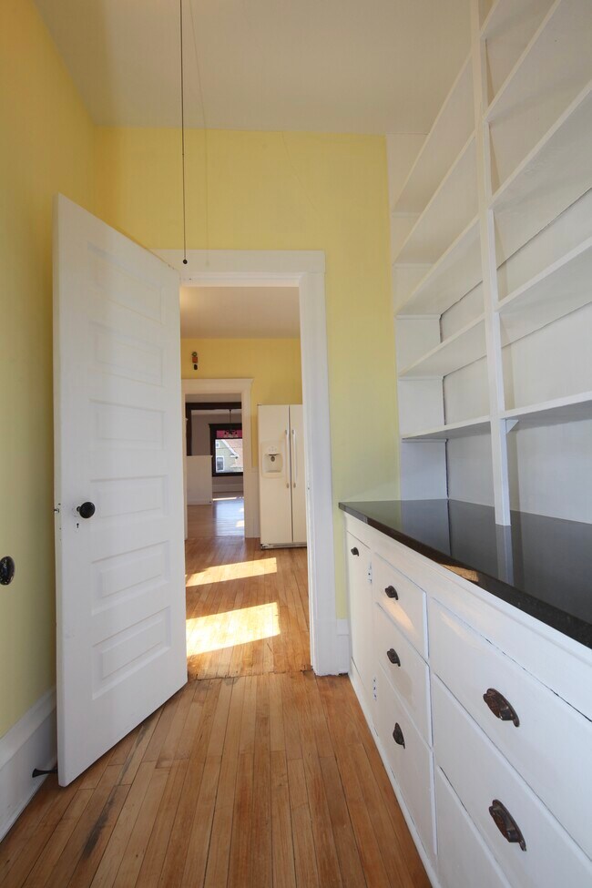 Despensa grande - 1334 Monroe St NE