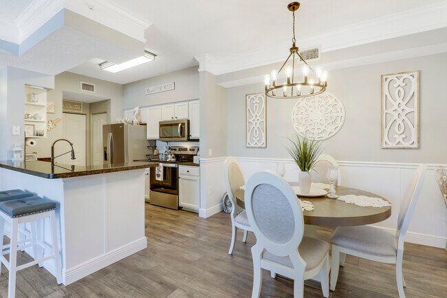 Building Photo - 3211 Myrtlewood Cir E