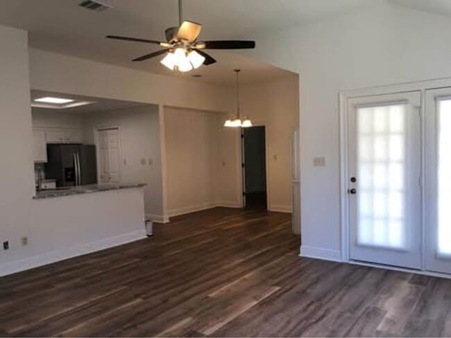 Building Photo - Move In Ready Townhome