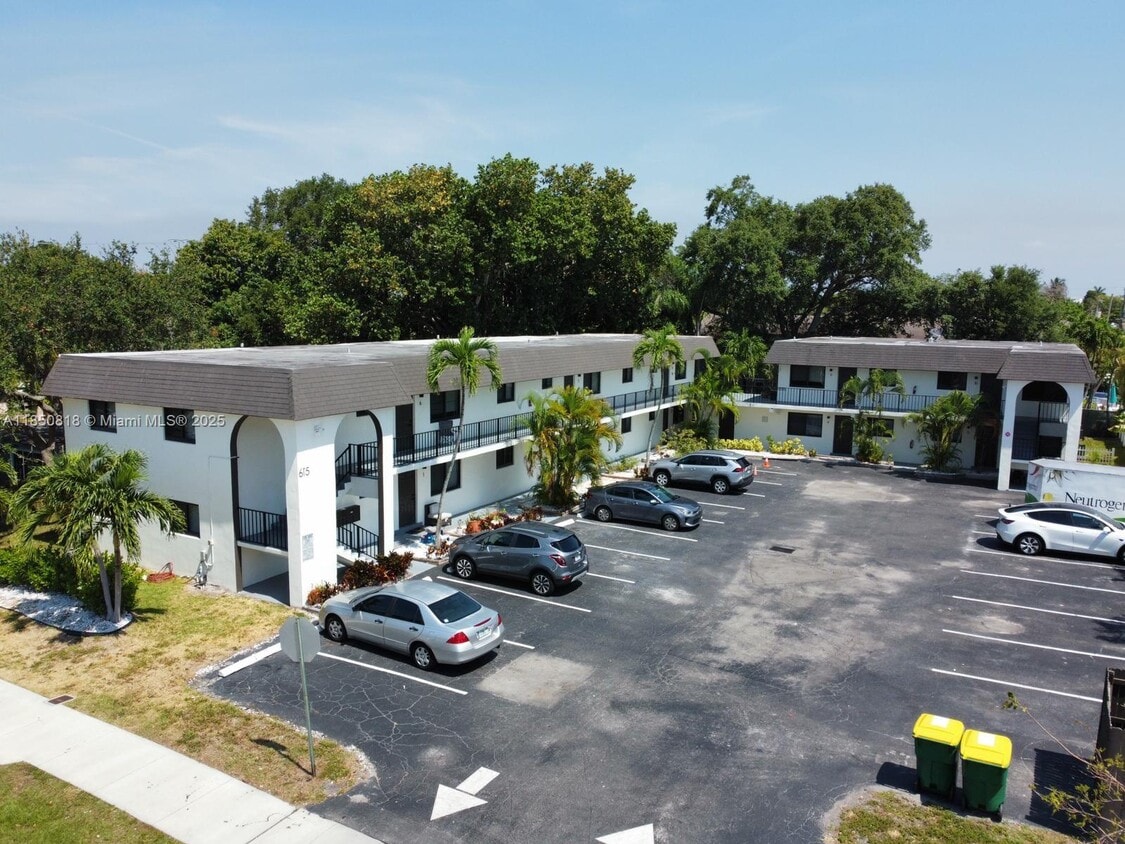 Foto principal - 615 NE 26th St