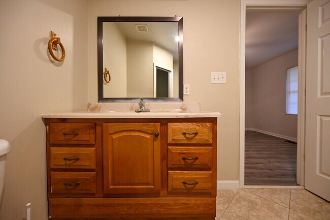Foto del edificio - Stunning 3BR / 3BA Home on 2.48 Acres – Hillsborough, NC