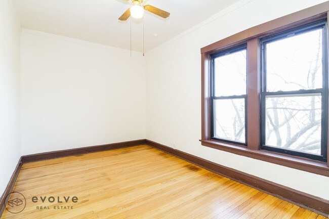 Building Photo - 2418 N Sawyer Ave
