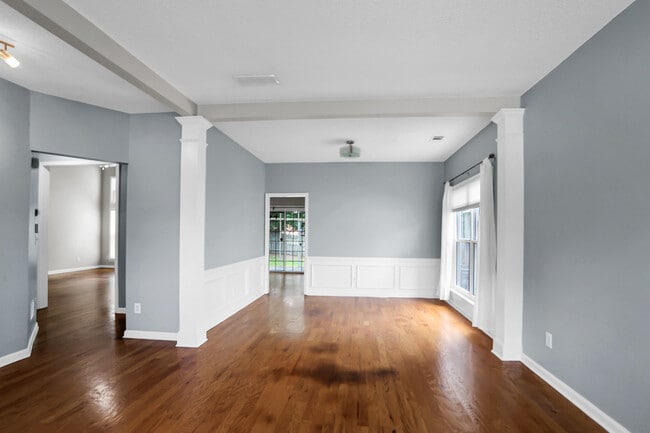 Photo - 365 Cadeleigh Ct House