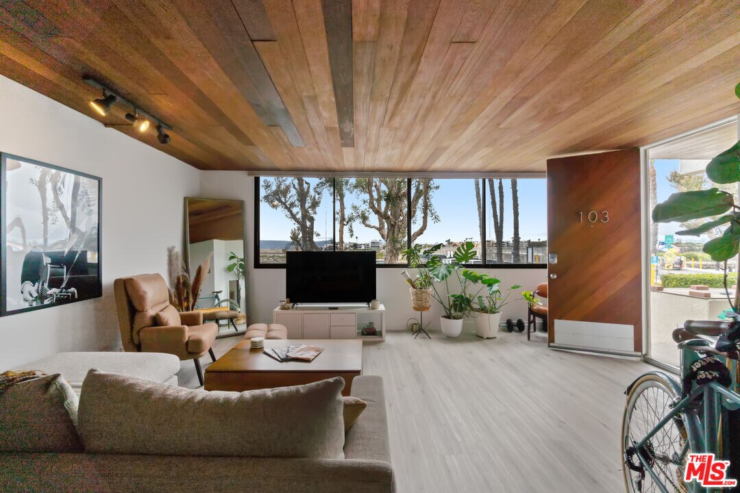 Foto principal - 6209 Pacific Ave