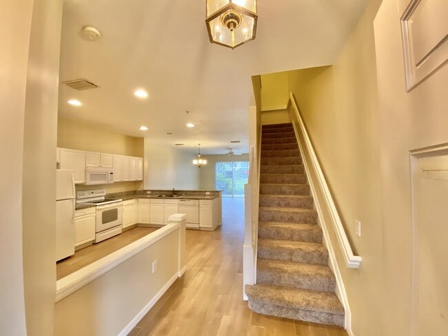 Building Photo - 909 Hampton Cir