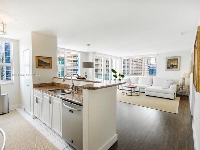 Building Photo - 1155 Brickell Bay Dr