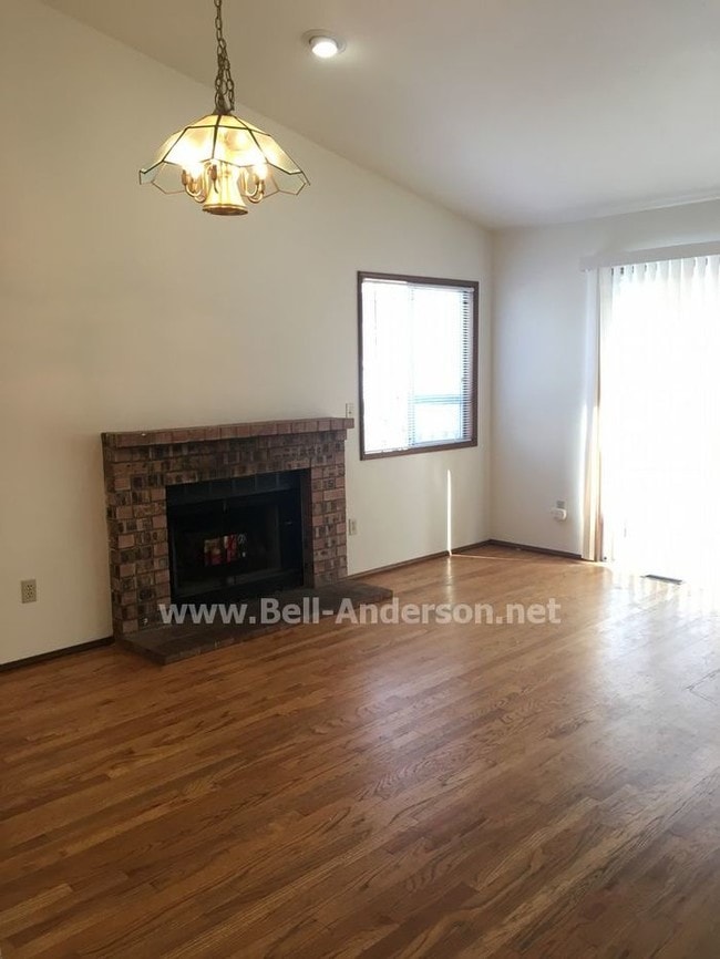 Building Photo - Cozy Rambler available NOW in KENT!!!