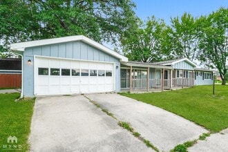 Building Photo - 10 Oakwood Dr