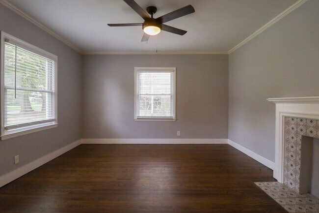 Building Photo - 3 Bed | 1 Bath | Mid Town | $1400