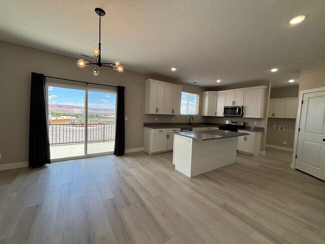 Foto del edificio - SPACIOUS HOME FOR RENT!