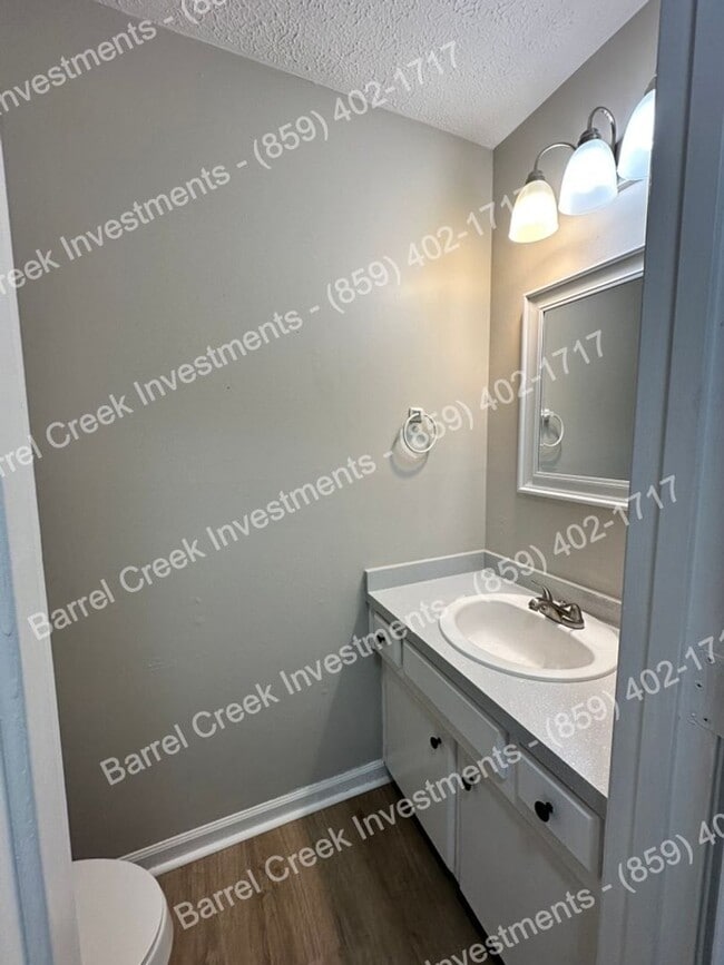 Building Photo - 2-Bed 1.5-Bath Townhome!