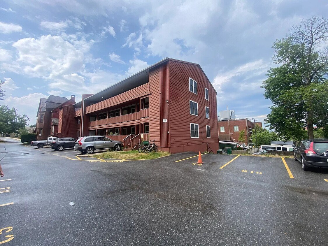 Foto principal - Bright, Updated 2-Bedroom in Prime Burlington Location — Available Now!