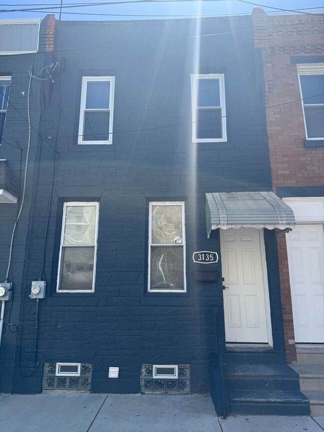 Charming 2-Bedroom Home in Port Richmond Available For Rent! - Charming 2-Bedroom Home in Port Richmond Available For Rent!