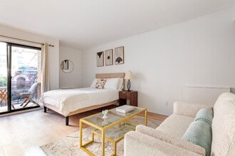 Building Photo - 328 W 11th St