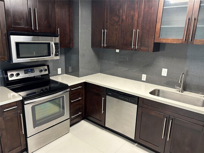 Foto del edificio - 100 Bayview Dr