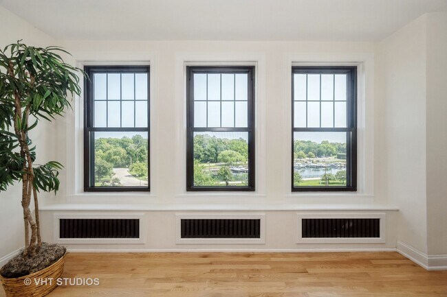 Building Photo - 3530 N Lake Shore Dr